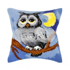 kruissteekkussen uil op boomtak in nachtsfeer