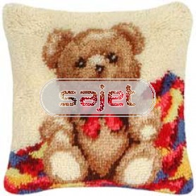 knoopkussen teddybeer op patchworkdeken
