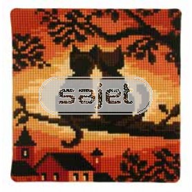 kruissteekkussen poezen op boomtak