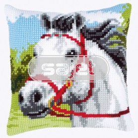kruissteekkussen wit paard in galop