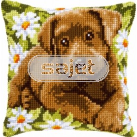 kruissteekkussen labradorpup in bloemenveld