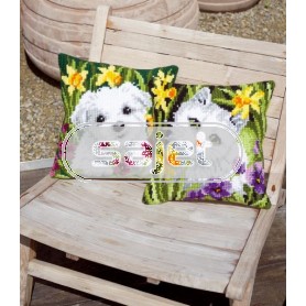 kruissteekkussen westie in narcissenveld