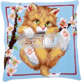 kruissteekkussen poes hangend aan tak