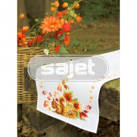 loper eekhoorn in herfstsfeer, wit op aida