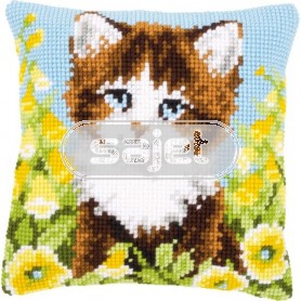 kruissteekkussen poes tussen gele klokjesbloemen