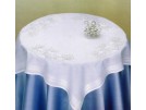 kruis/steelsteekdekservet dorp in wintersfeer, wit
