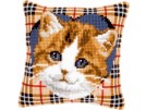 kruissteekkussen poes op burberry achtergrond