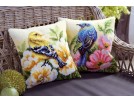 kruissteekkussen blauwe vogel met wilde rozen