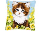 kruissteekkussen poes tussen gele klokjesbloemen