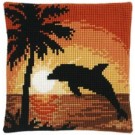kruissteekkussen dolfijn bij zonsondergang